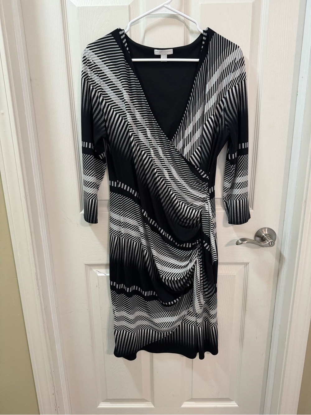 New York & Co Woman’s Size L Faux Wrap Dress Ruched Black & White - Picture 2 of 10